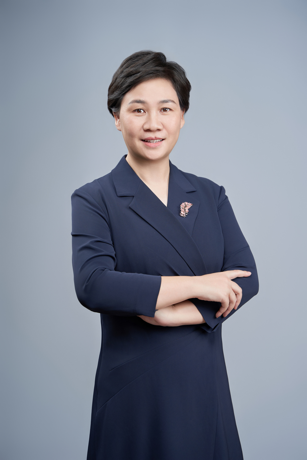 左虹，中学英语高级教师，中共党员，本科学历学士学位。广州市优秀教师，广州大学优秀共产党员，广州市家庭教育中心组成员及骨干教师培养对象，广州市黄翠婉家庭教育名师工作室助理。参与编写教辅资料2本，作为副主编编写家庭教育读本一本（已出版发行）部，主持或参与各类课题6项。