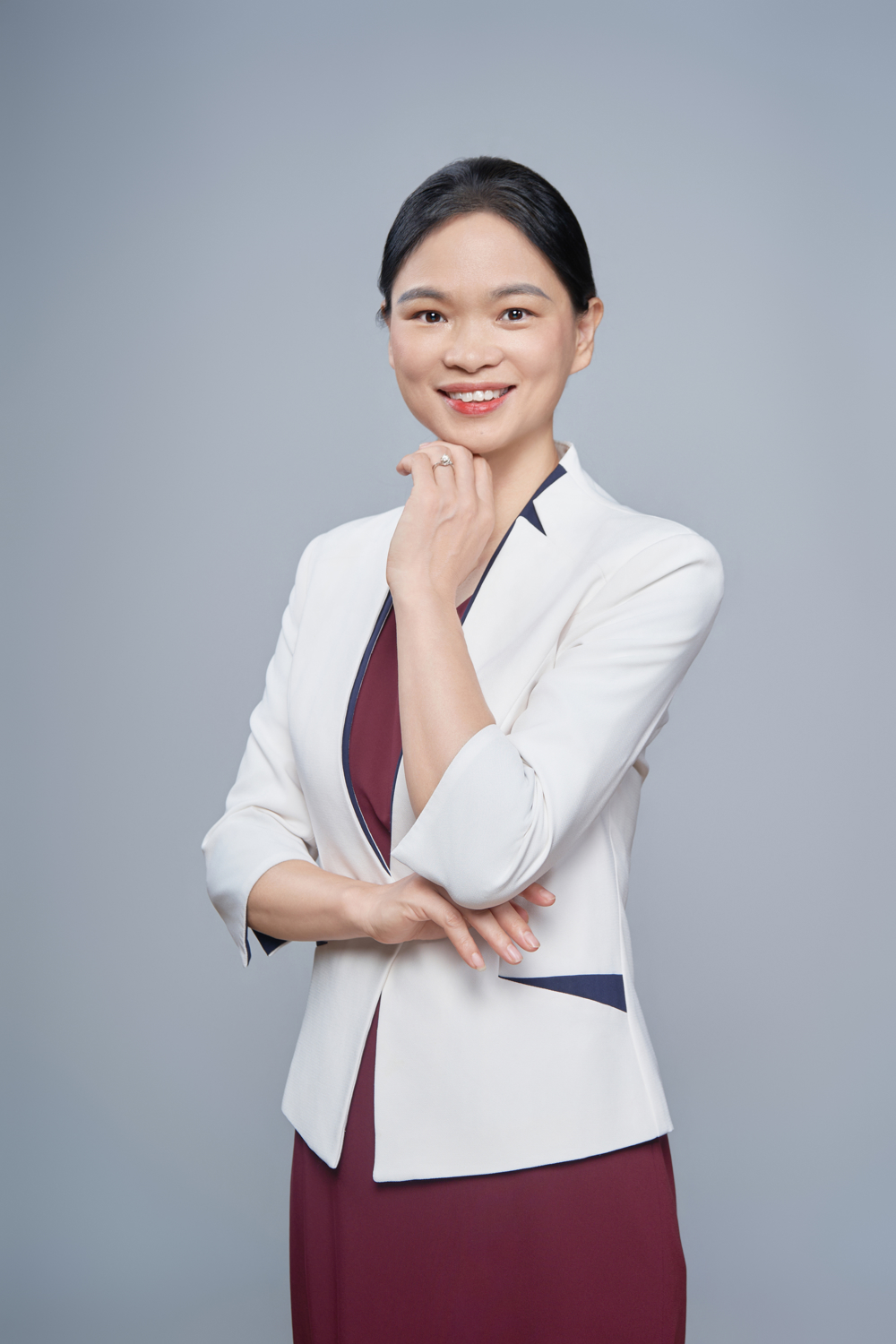 敬延龙，中学物理高级教师，中共党员，学士学位。广州市优秀教师，广州市优秀班主任。