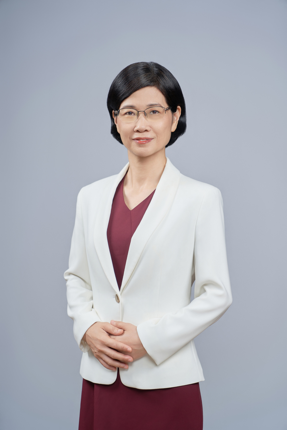 陈晓云，中学英语正高级教师，广东省南粤优秀教师，教育部“国培计划”项目专家，全国中小学教师继续教育网在线答疑专家，中国教师教育网授课和讲座专家，中国民族师范教育研究中心硕士生导师，广州大学外文学院硕士生导师，《兴义民族师范学院学报》审稿专家，广州市优秀教师，广州市英语特约教研员，广州市高考研究组成员，广州市高中英语教研中心组成员，广州市高考贡献奖获得者。主编和参编教育教学著作10多部，发表省级