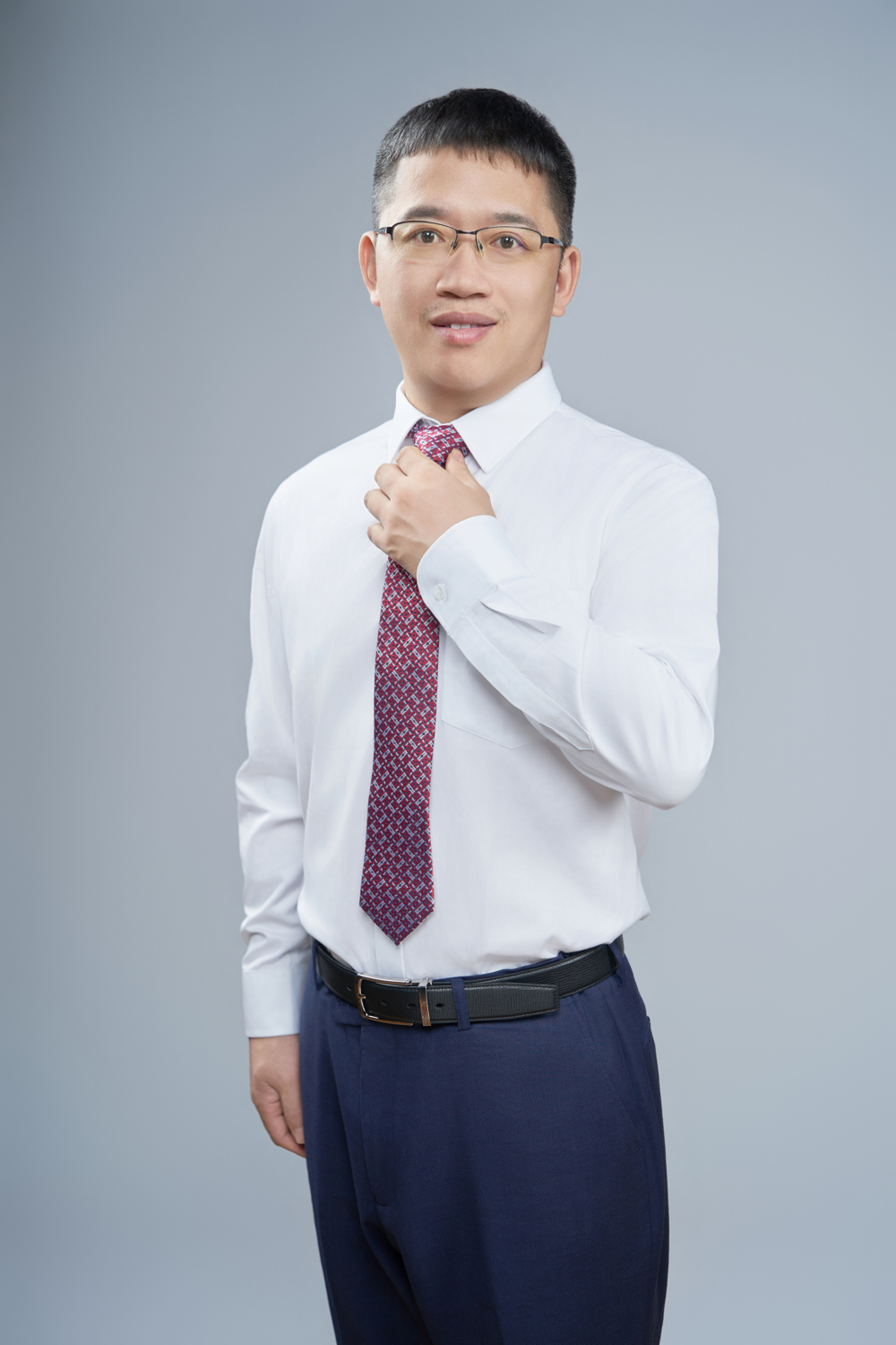 杨朝羽，中学物理高级教师，广州市优秀教师，华南师范大学兼职硕士研究生导师，广大附中物理科科组长，十佳班主任，骨干教师，广州市中学物理学会中心组成员。参与市级课题5项，以第一作者身份发表论文多篇，其中3篇被SCI收录。在教学工作上，常年任教奥数创新班，培养了多名清华、北大学生，并荣获了毕业班突出贡献奖。