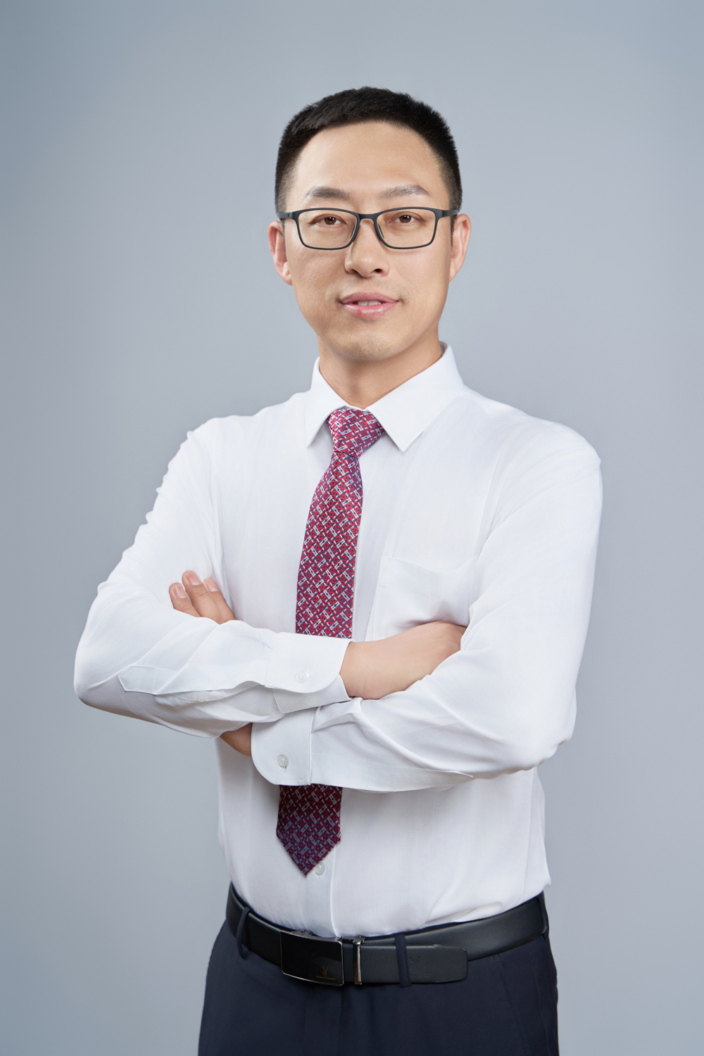 刘洪宇，中学英语高级教师，中共党员，硕士学位。广州市优秀教师，广大附中英语科科组长，广大附中骨干教师、名教师。曾获得2015年及2016年广州市高考突出贡献奖。广州市第三届班主任技能大赛二等奖。先后荣获广大附中优秀班主任，优秀德育工作者，优秀教师，十佳教师等荣誉称号。荣获曾获广东省教育学会录像课一等奖，论文一等奖。编写专著2部，主编教材一部，发表省级以上刊物30余篇，主持或参与多项省市教育科研