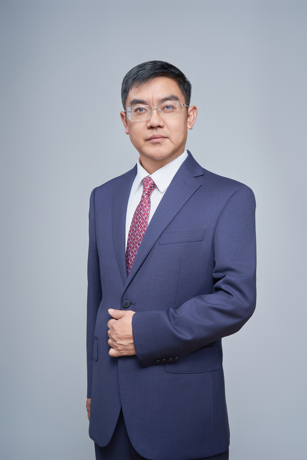 李勇，中学数学高级教师，广州大学附属中学教务处副主任，民革党员，本科学历，理学学士，南粤优秀教师，广东省英才计划优秀辅导教师，广州大学硕士生导师，广州市中小学第十八届特约教研员，九次获得市级高中教学一等奖及高考突出贡献奖，三次获得市级优质课一等奖，三次在广州日报上专版发表高考数学备考策略，在国家级、省级专业杂志发表论文多篇，主持广东省教育科学“十三五”规划课题一项。