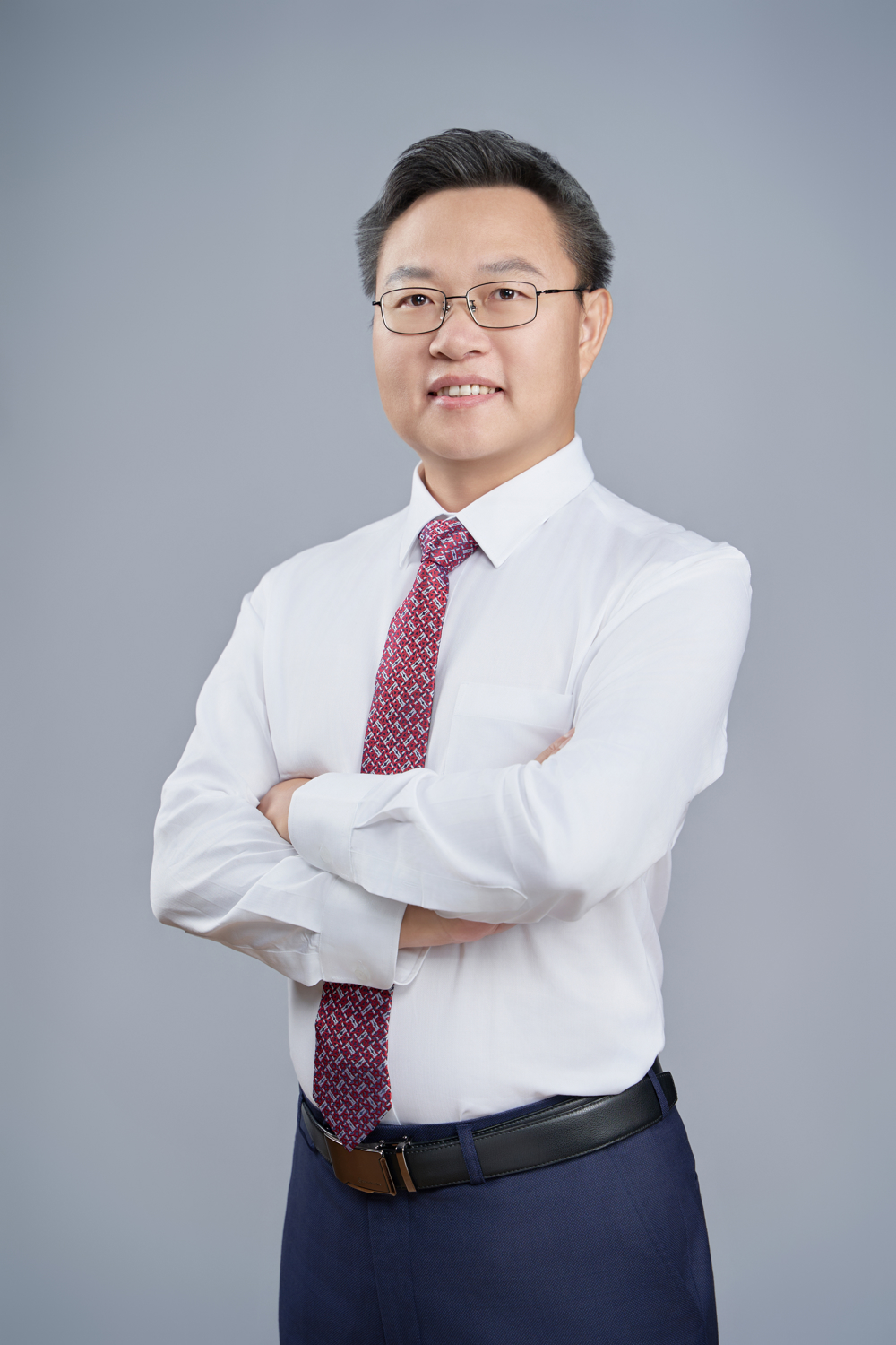 尧卫国，中学语文高级教师，硕士研究生，广州市名教师工作室主持人。北京师范大学兼职教师，华南师范大学硕士生导师及基础教育访问学者，广州大学、新疆师范大学硕士生导师。全国语文学习科学专委广东分会理事。主编参编著作5部，专著《语文大单元教学构建与实施》。发表省级以上刊物论文20多篇，其中6篇获人大复印报刊资料全文转载和索引。主持和参与省市教育规划课题6项。多次荣获广州市高考突出贡献奖。