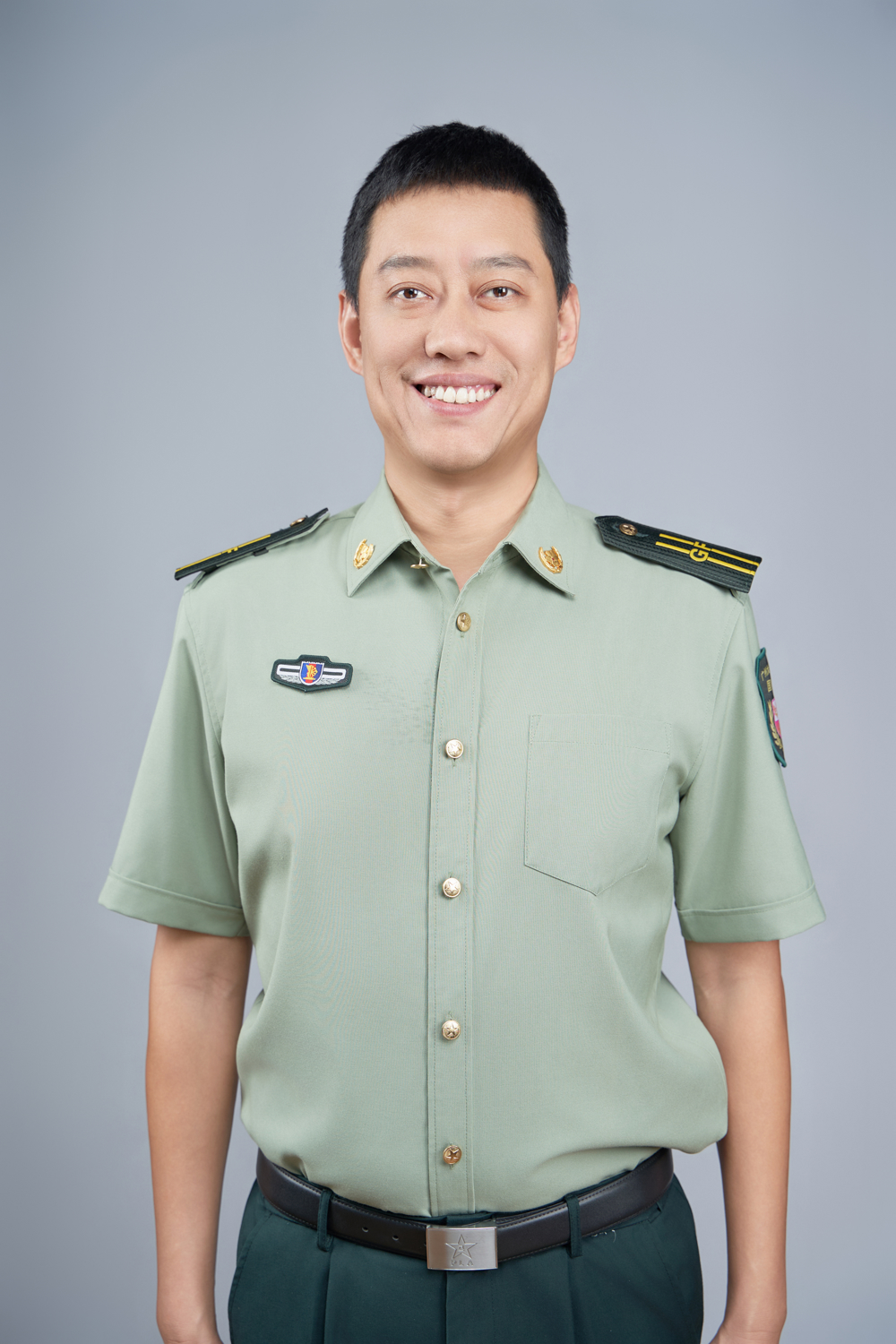 雷鹏俊，中学国防教育辅导员，中共党员，本科学历。广东最美退役军人，广东省退役军人就业创业先锋.曾获得广东省国防教育典型案例一等奖。参编教育教学专著2部，参与多项省市教育科研课题研究，教学科研成果获省市级多项奖励,其中课题《大国防教育广大附中立德树人实践新样式》获得国家级教学成果奖二等奖!