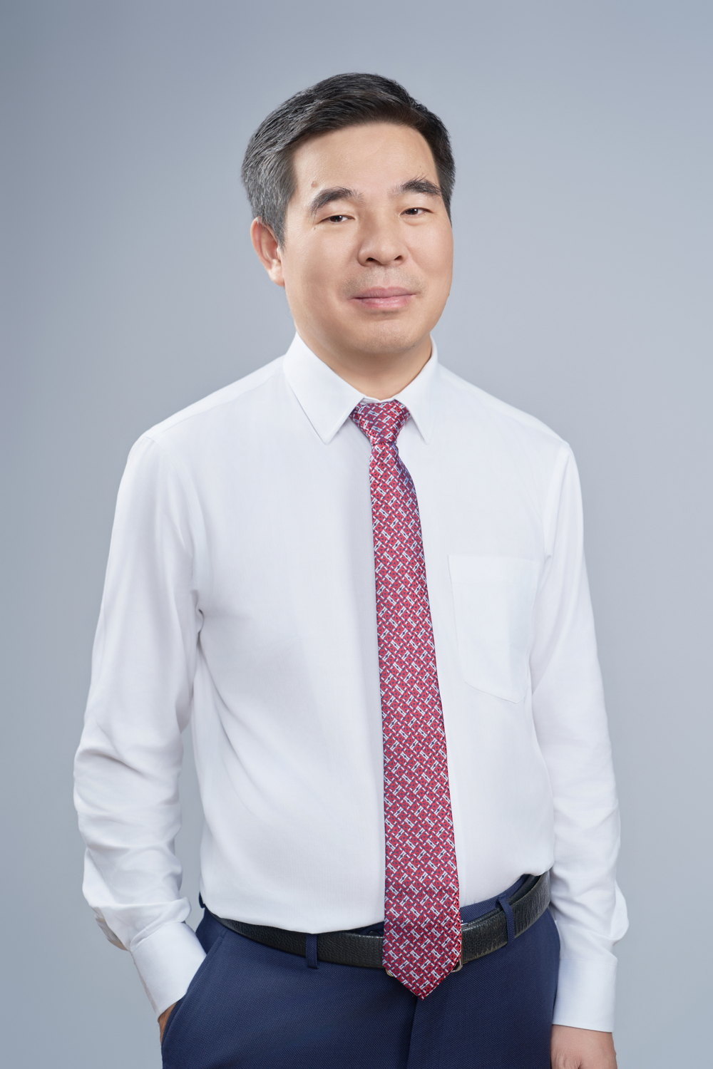 郭春曦，中学语文正高级教师，中共党员。华南师范大学、广州大学硕士研究生导师、兼职教授，广东省高考语文研究会理事。曾获得“广州大学优秀共产党员”称号。第二届广州市“十佳青年语文教师”，广东省“百千万人才培养工程”高中文科名教师培养对象。主编和参编教育教学专著4部，发表省级以上刊物论文30多篇，主持市规划课题2项，参与多项省市教