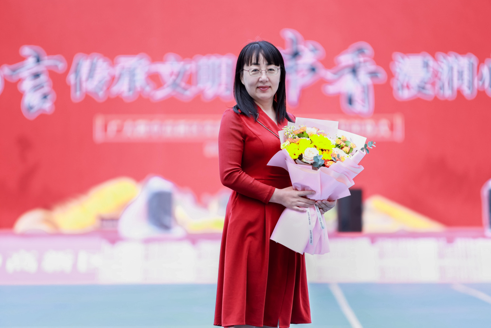胡静，政治高级教师，广州市优秀班主任，广州市政治教研会理事。