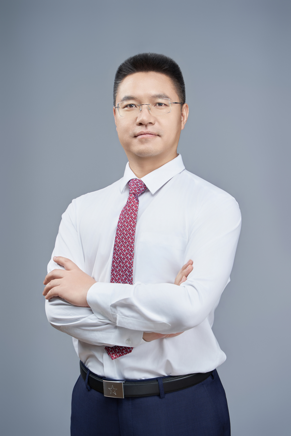 1、王振华，中学语文高级教师，广州大学附属中学党办校办主任，广大附中教育集团秘书处秘书长，文化传播中心主任，广州市中小学德育研究中心组成员，广州市优秀教师、广州市优秀班主任、广州大学优秀共产党员，广大附中首届教坛新秀、第二届骨干教师。多次获得广州市高考语文突出贡献奖，课例曾获教育部“一师一优课”部优奖。