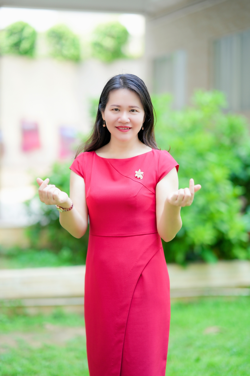 林朝霞，中学生物高级教师，广州市三八红旗手，广州市卓越中小学校长培养工程优秀校长，广州大学专业硕士研究生导师，广东省中小学后备校长培训项目实践导师，广东省家庭教育高级指导师，广州市番禺区家庭教育名师工作室主持人。曾获“广州大学优秀党务工作者”“广州市番禺区优秀教育工作者”等荣誉称号。