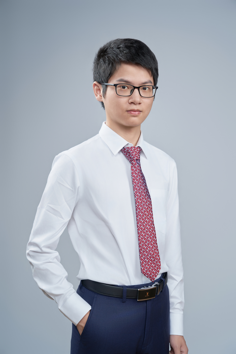 张管义，中学生物教师，中学生物竞赛教练，本科学士学位。