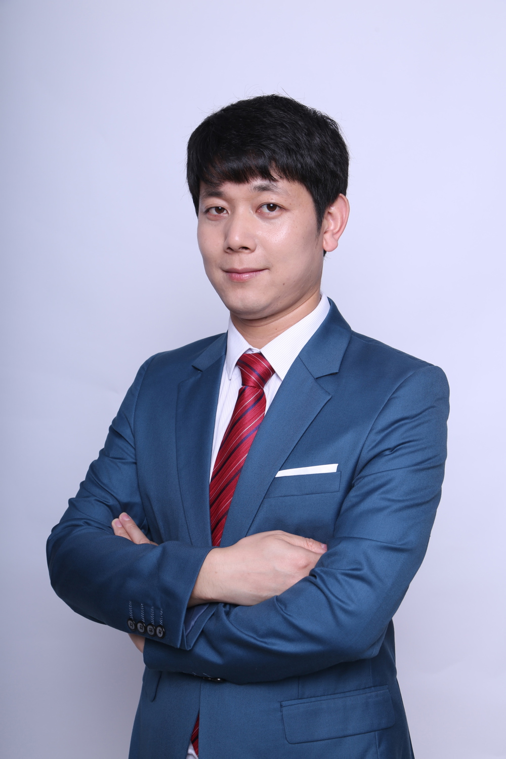 周弋林，中学数学一级教师，中共党员，硕士研究生。广州市数学奥赛中心组成员，广大附中创新中心主任、数学竞赛主教练。参与编写专著2部，发表省级以上刊物5篇，主持参与各类课题4项。先后荣获广附“十佳班主任”，广附“学校工作突出贡献奖”等荣誉称号。 2018年受邀主持广州日报高考名师公开课数学专栏，2019年被评为广州大学优秀共产党员，2019年获“感动广州的最美教师”提名奖。