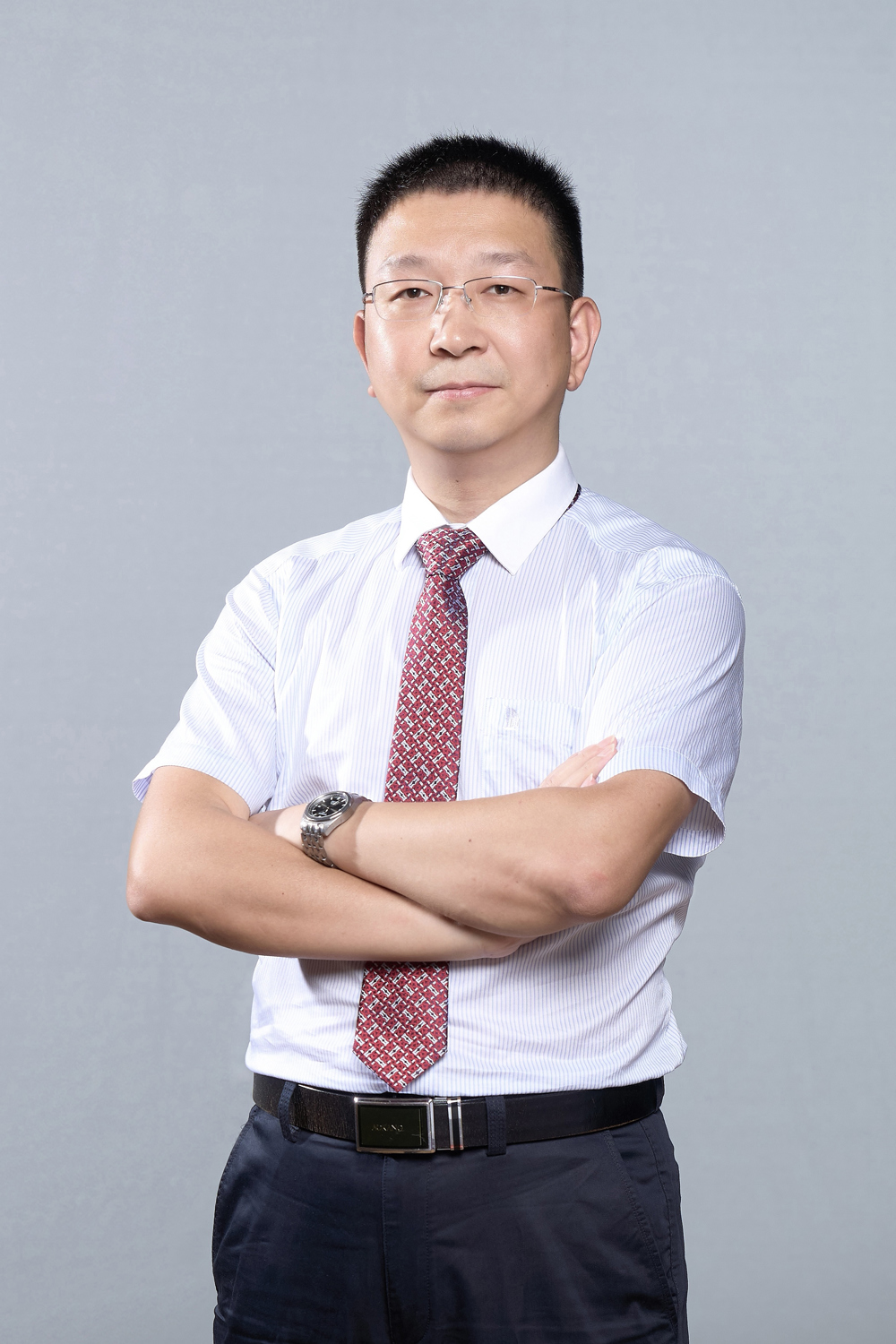 曹卫东，中学物理高级教师，中共党员，本科学历，现任广州大学附属中学物理竞赛总教练。广东省中学生物理竞赛优秀教练员、广东省基础教育教研基地成员，广州大学优秀教师、广州大学硕士研究生兼职导师、广州教育学会中学物理教研专委会（中学物理教研会）理事、广州市骨干教师、广州市高三统考命题组副组长、广州市高考研究组成员、广州市中小学特约教研员、广州市高三培优导师团成员、广州市奥赛教练中心组成员、广州市中学物理教研中心组成员