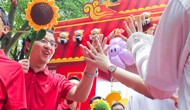 【信息时报】红毯击掌跃龙门青春歌声送祝福